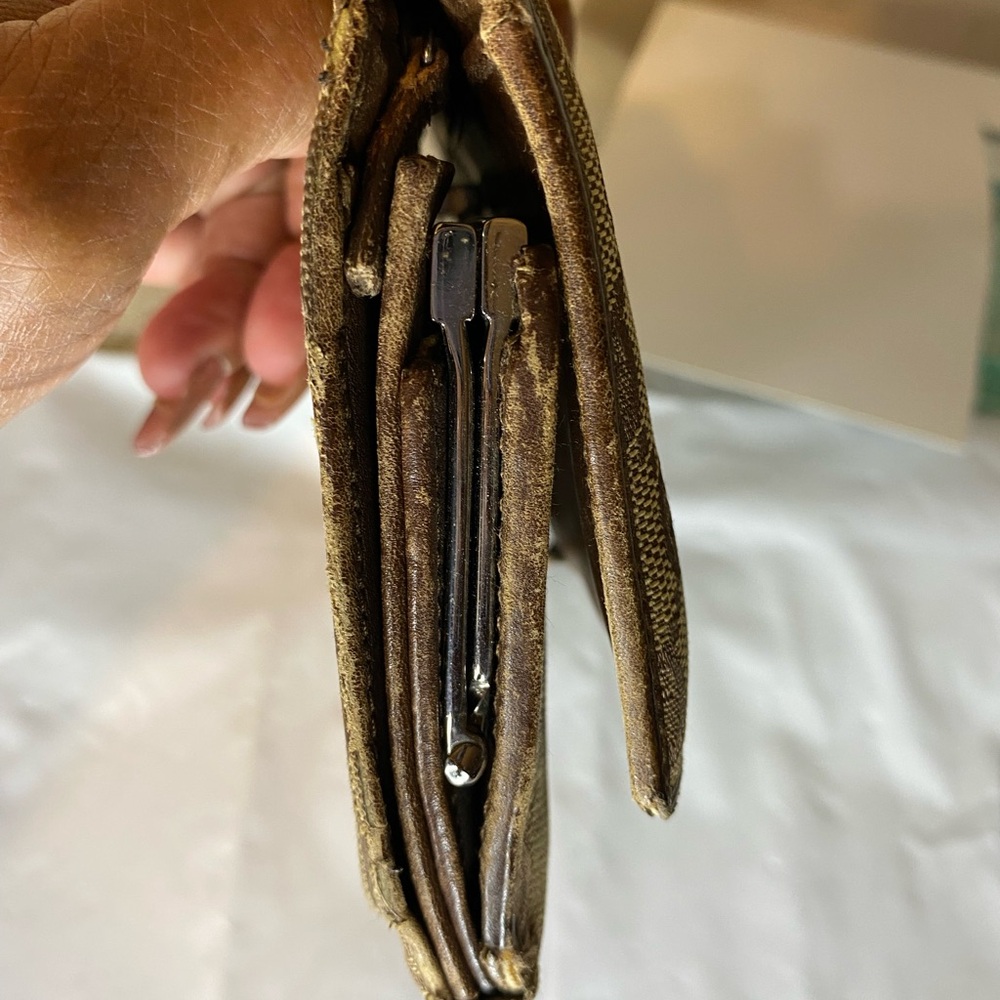 Gucci Tan and Brown Monogram Wallet - Picture 10 of 16